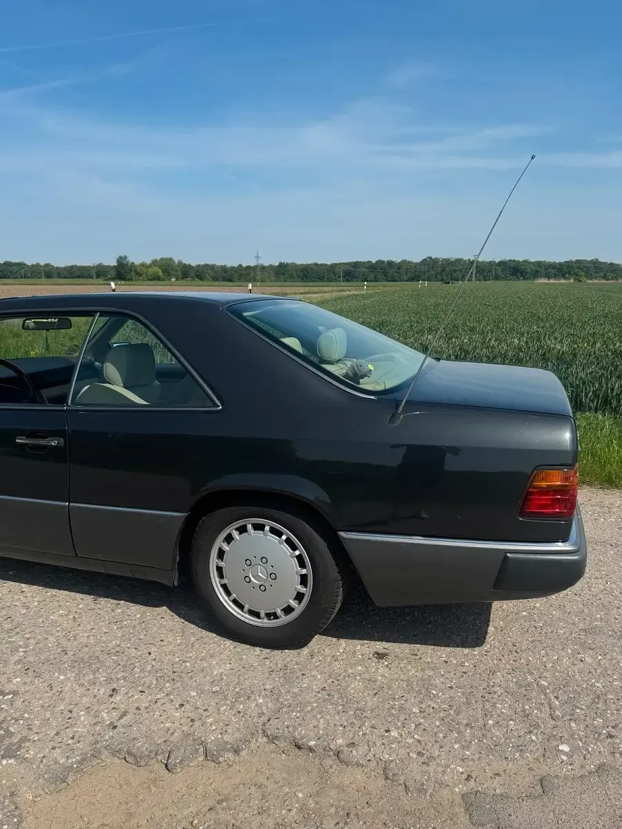 Gebraucht Mercedes 220 150 PS (110 kW) 1993 Schwarz Coupé