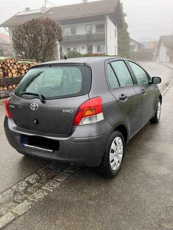 Usado Toyota Yaris 69 HP (50 kW) 2009 Cinzento Citadino