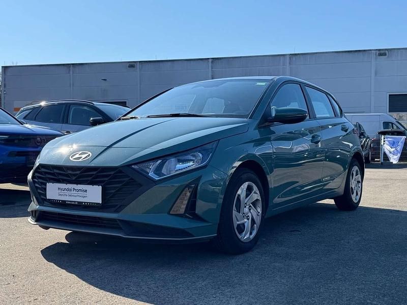 Gebraucht Hyundai i20 Select 79 PS (58 kW) 2025 Mangrove green / grün Kleinwagen