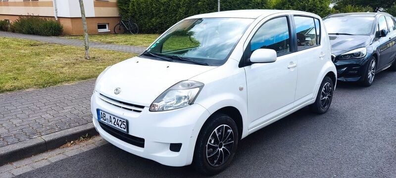 Weiß Gebraucht 2011 Daihatsu Sirion Kleinwagen | 2.500 € (Fairer Preis) - Bild 1/4