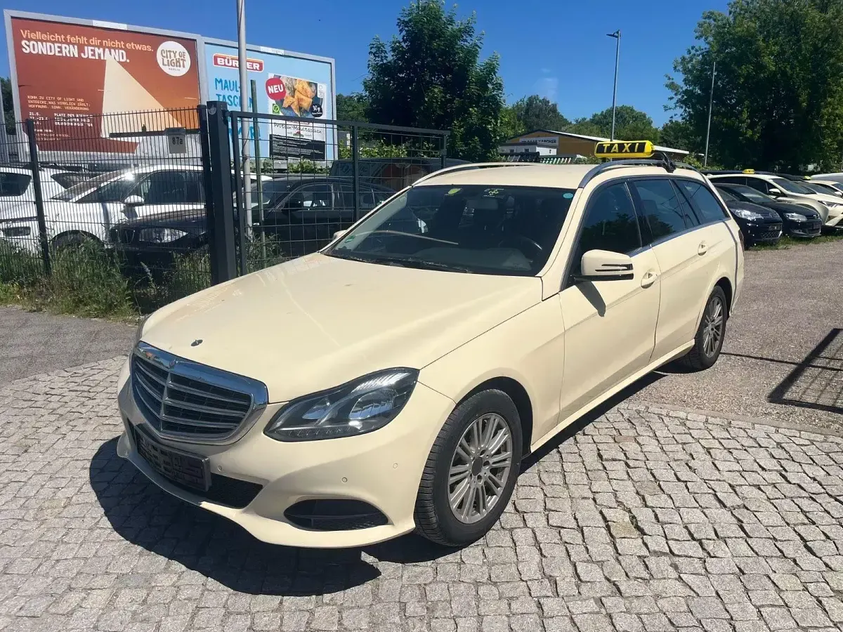 Usado Mercedes E200 Avantgarde 136 CV (100 kW) 2015 Amarillo Familiar