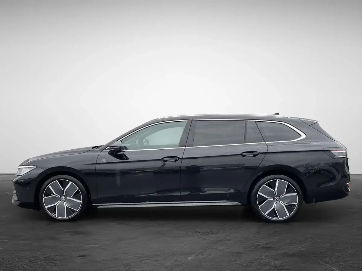Gebraucht VW Passat R-line 193 PS (141 kW) 2025 Schwarz (grenadillschwarz metallic) Kombi