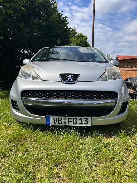 Gebraucht Peugeot 107 Filou 68 PS (50 kW) 2010 Silber Kleinwagen