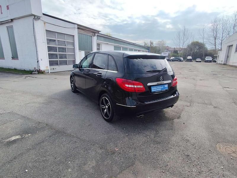 Używany Mercedes B250 211 KM (155 kW) 2012 Czarny Minivan