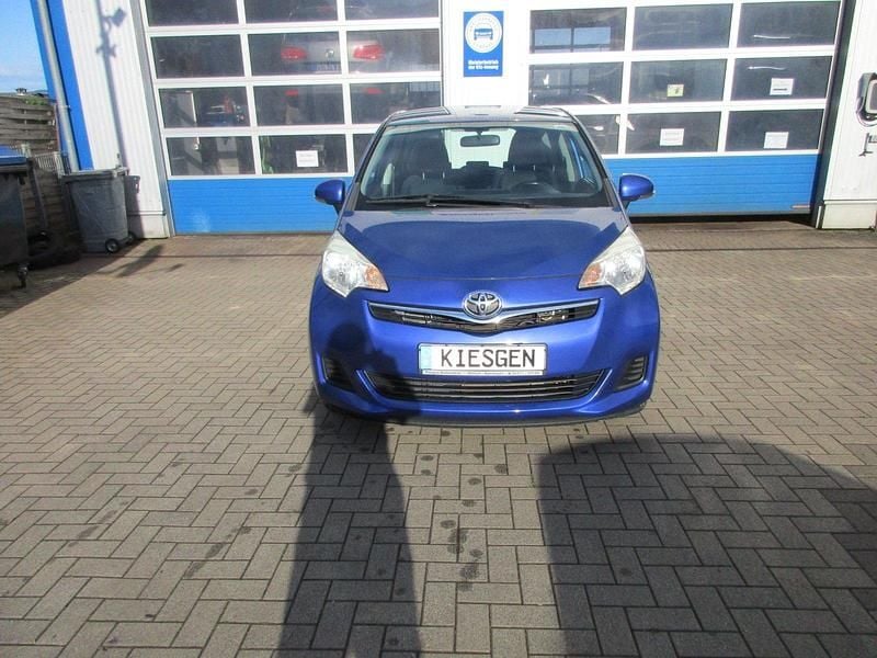 Gebraucht Toyota Verso-S Life 99 PS (72 kW) 2011 Blau Van / Kleinbus