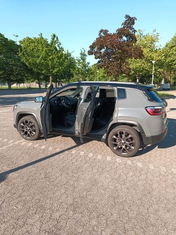 Grau Gebraucht 2020 Jeep Compass SUV | 18.500 € (Fairer Preis) - Bild 1/4