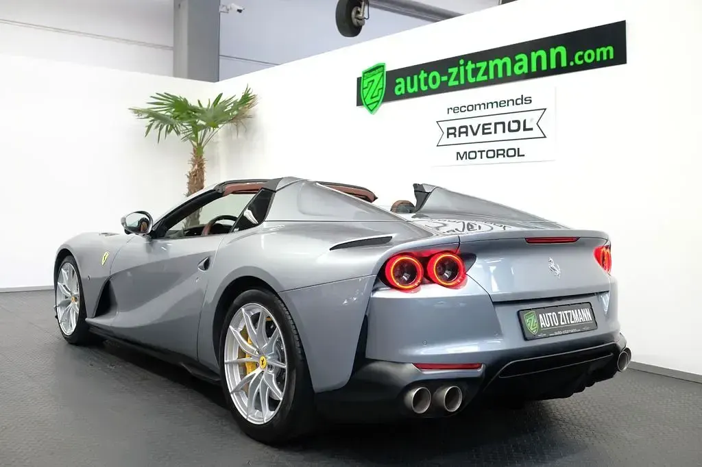 Gebraucht Ferrari 812 795 PS (584 kW) 2024 Grau Cabrio
