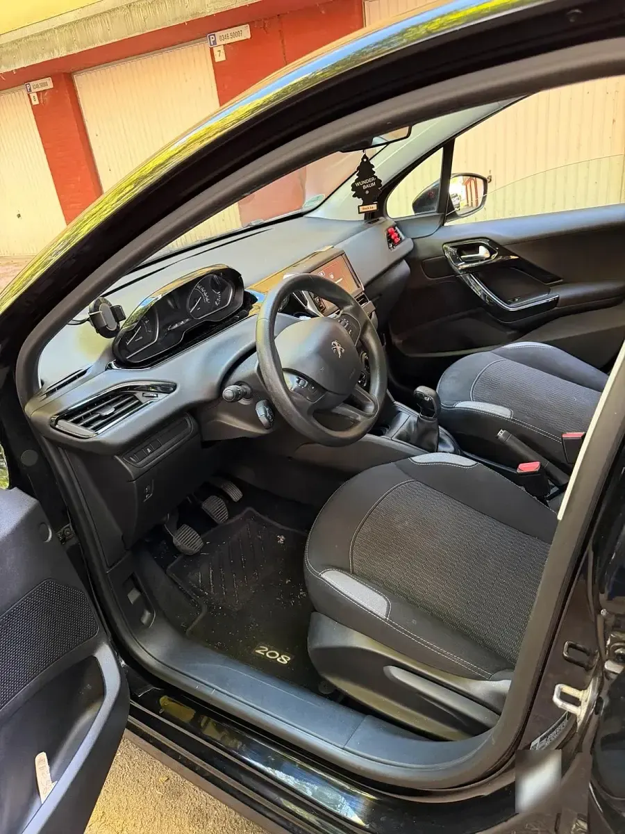Gebraucht Peugeot 208 82 PS (60 kW) 2016 Schwarz Kleinwagen