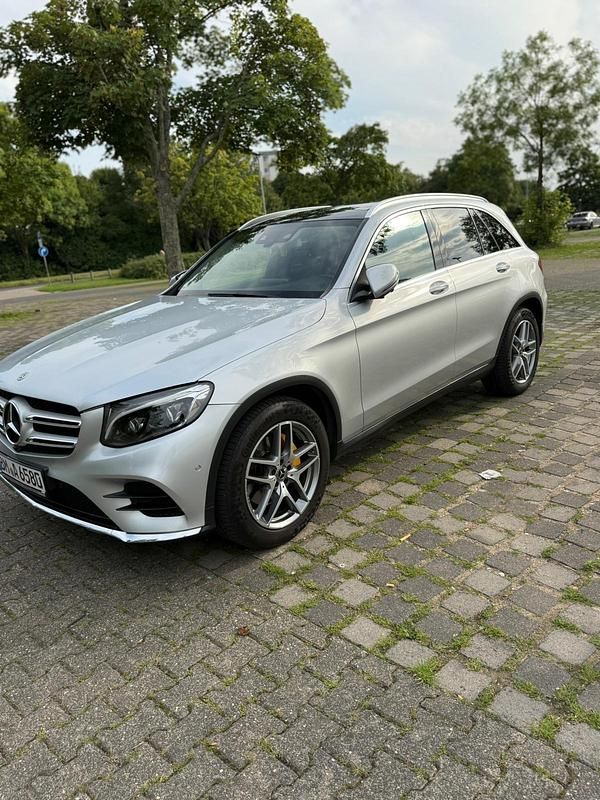 Silber Gebraucht 2018 Mercedes GLC250 AMG line SUV | 28.000 € (Fairer Preis) - Bild 1/4