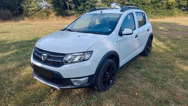 Weiß Gebraucht 2015 Dacia Sandero Prestige Kleinwagen | 8.100 € (Guter Preis) - Bild 1/4