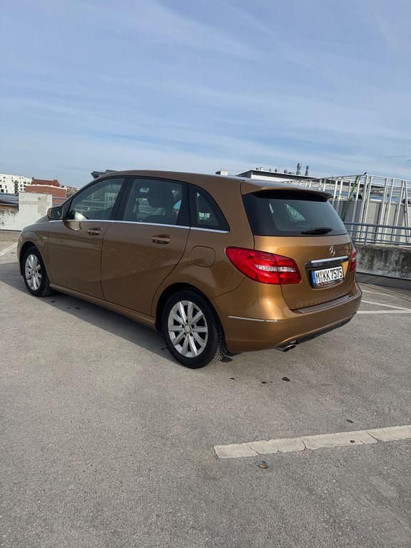 Gebraucht Mercedes B200 Edition 156 PS (114 kW) 2012 Gold Van / Kleinbus