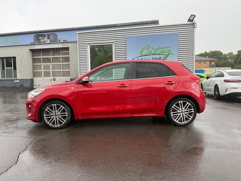 Rot Gebraucht 2017 Kia Rio Platinum Edition Limousine | 8.980 € (Fairer Preis) - Bild 1/4