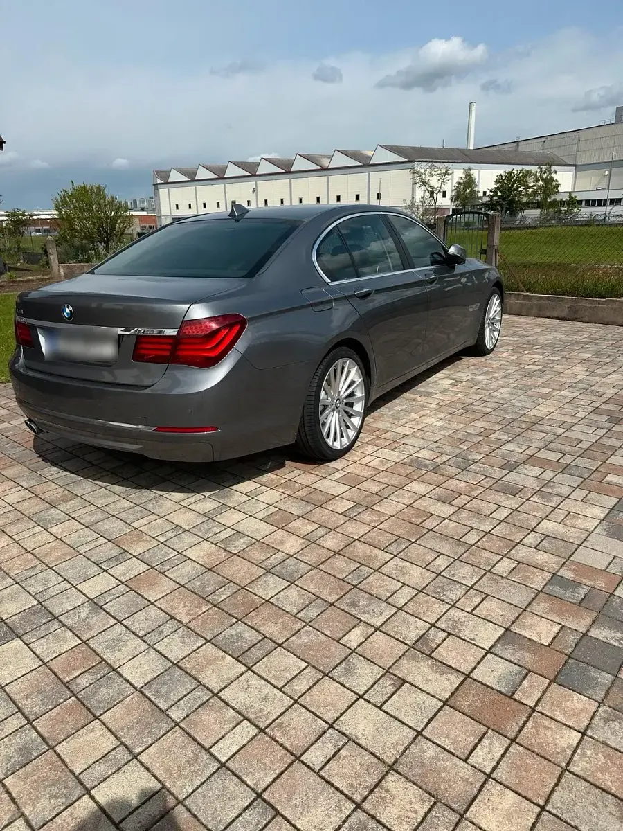 Gebraucht BMW 730 Sport Line 258 PS (189 kW) 2015 Grau Limousine