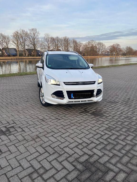 Weiß Gebraucht 2015 Ford Kuga Titanium SUV | 13.399 € (Fairer Preis) - Bild 1/4
