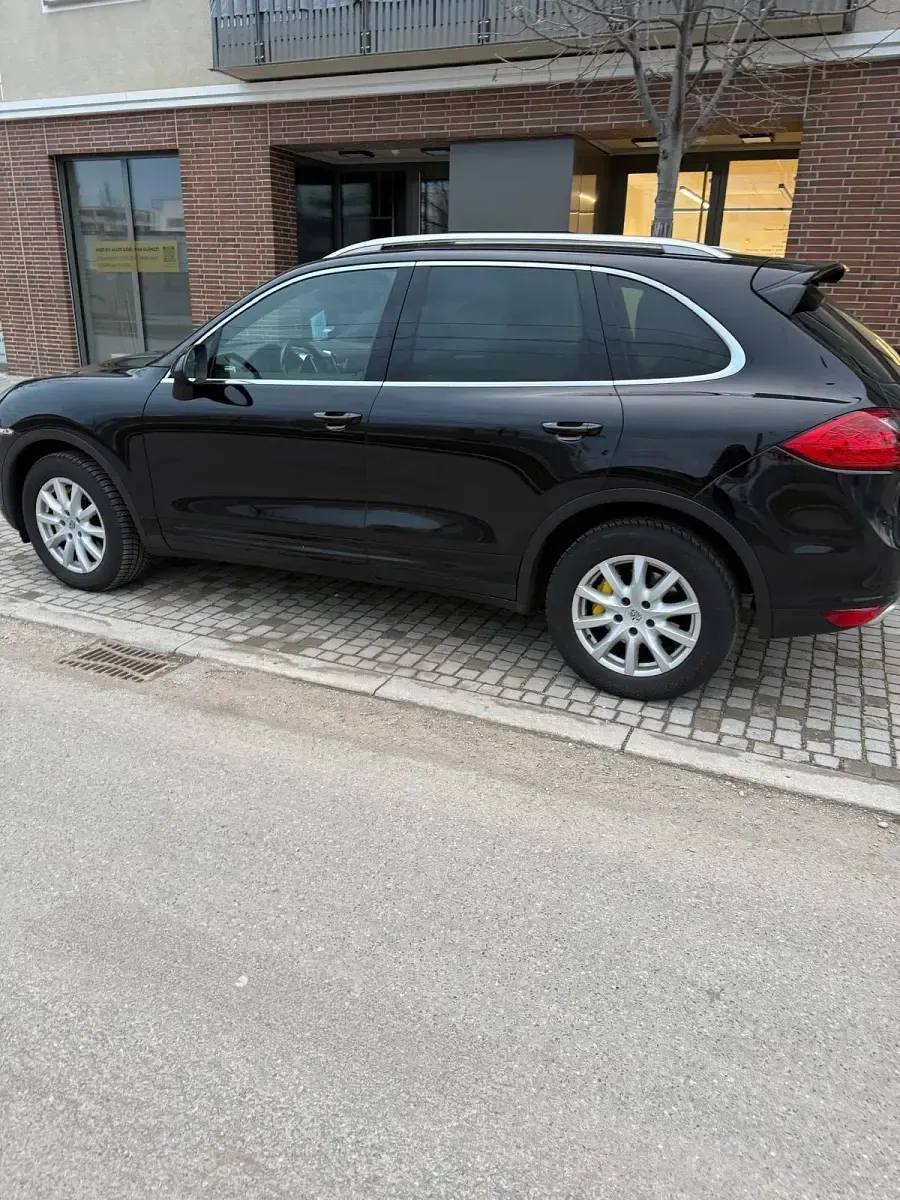Second-hand Porsche Cayenne 250 CP (183 kW) 2011 Negru SUV