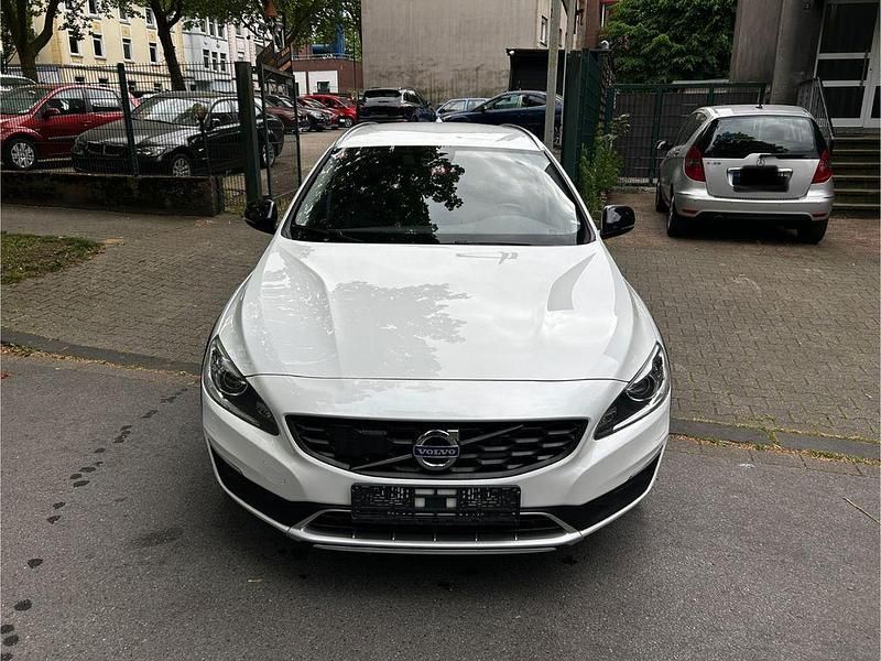 Weiß Gebraucht 2018 Volvo V60 CC Plus Kombi | 14.990 € (Fairer Preis) - Bild 1/4