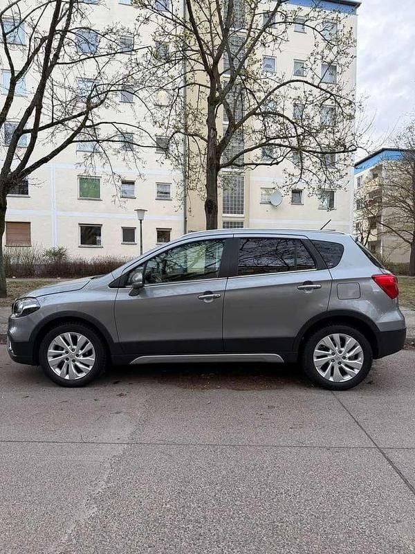 Usado Suzuki SX4 Comfort 140 HP (102 kW) 2017 Cinzento Sedan