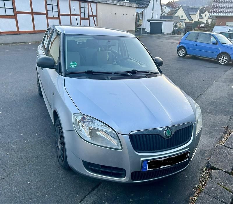 Grau Gebraucht 2010 Skoda Fabia Limousine | 1.350 € (Superpreis) - Bild 1/4
