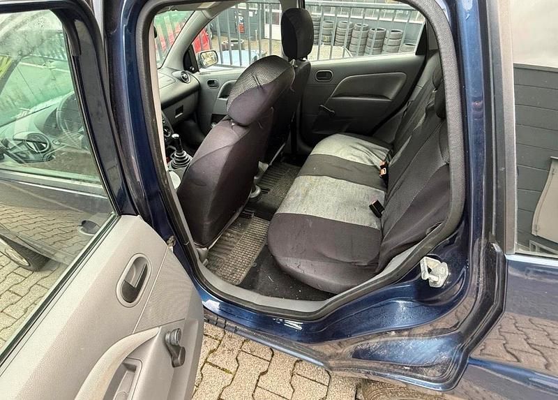 Gebraucht Ford Fiesta Ambiente 59 PS (43 kW) 2002 Blau Kleinwagen