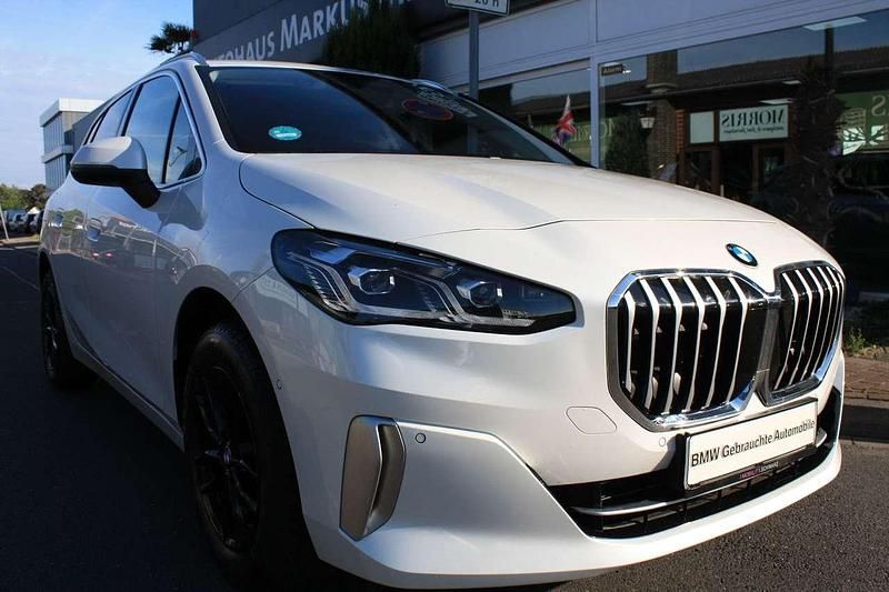 Mineralweiss Gebraucht 2024 BMW 218 Luxury Line Van / Kleinbus | 26.599 € (Fairer Preis) - Bild 1/4