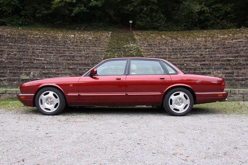Używany Jaguar XJR 320 KM (235 kW) 1997 Czerwony Sedan/Limuzyna