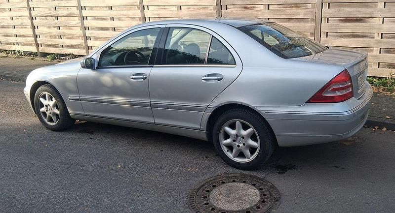 Silber Gebraucht 2001 Mercedes C200 Limousine | 2.950 € (Fairer Preis) - Bild 1/4