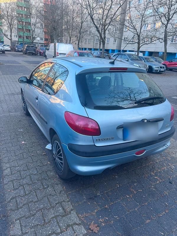 Gebraucht Peugeot 206 75 PS (55 kW) 2001 Silber Kleinwagen