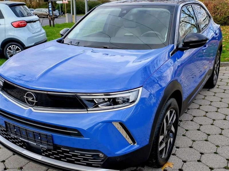 Perl blau/voltaik blau Gebraucht 2022 Opel Mokka Elegance SUV | 18.990 € (Fairer Preis) - Bild 1/4