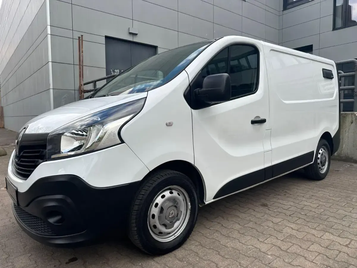 Second-hand Renault Trafic 90 CP (66 kW) 2016 Alb Monovolum