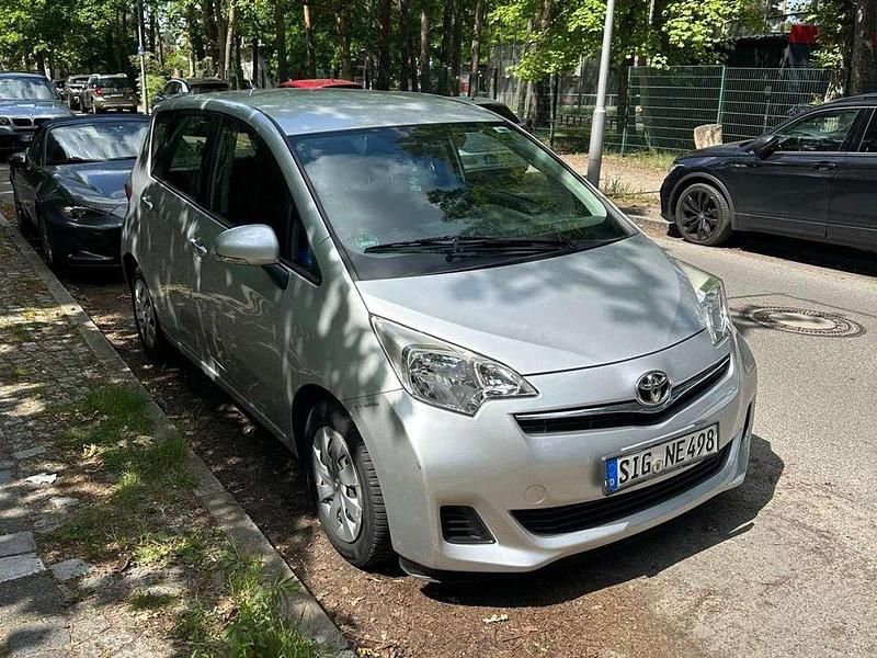 Silber Gebraucht 2011 Toyota Verso-S Life Van / Kleinbus | 7.000 € (Fairer Preis) - Bild 1/4
