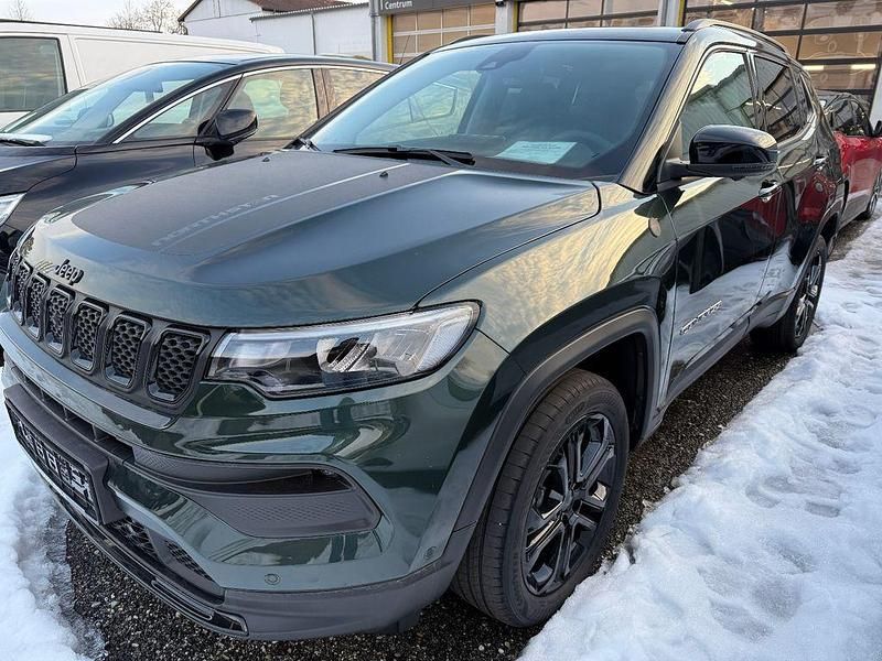 Neu Jeep Compass 179 PS (131 kW) 2025 Grün SUV
