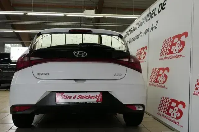 Gebraucht Hyundai i20 Select 101 PS (74 kW) 2022 Weiß Kleinwagen