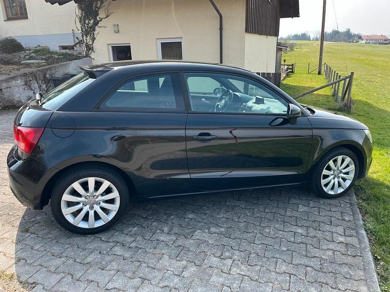 Gebraucht Audi A1 Attraction 86 PS (63 kW) 2012 Schwarz Kleinwagen