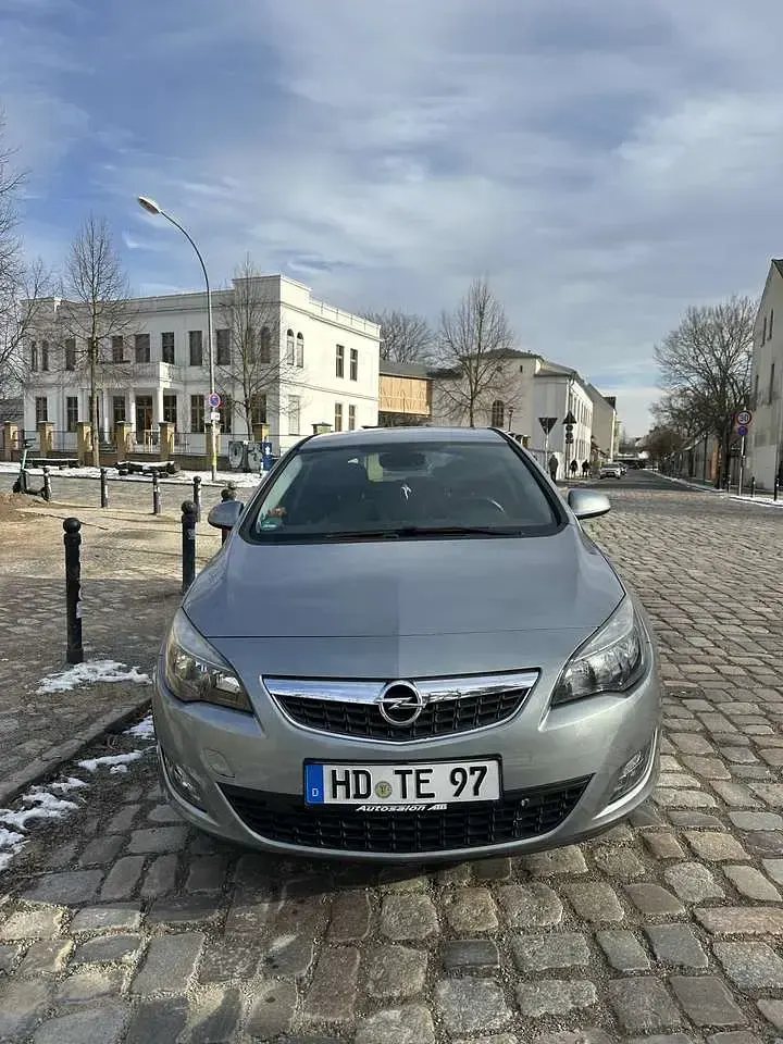 Gebraucht Opel Astra Sport 140 PS (102 kW) 2011 Grau Kleinwagen