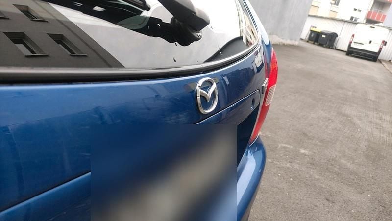 Second-hand Mazda 323F Inclusive 2001 Albastru Berlinǎ