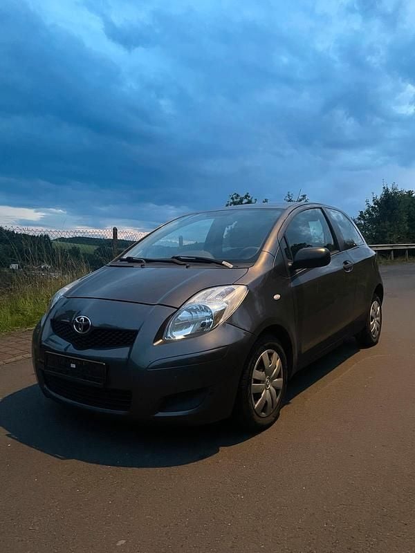 Grau Gebraucht 2009 Toyota Yaris Kleinwagen | 799 € (Superpreis) - Bild 1/4