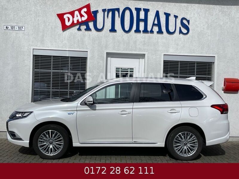 Weiß Gebraucht 2020 Mitsubishi Outlander P-HEV Plus SUV | 24.900 € (Etwas zu teuer) - Bild 1/4
