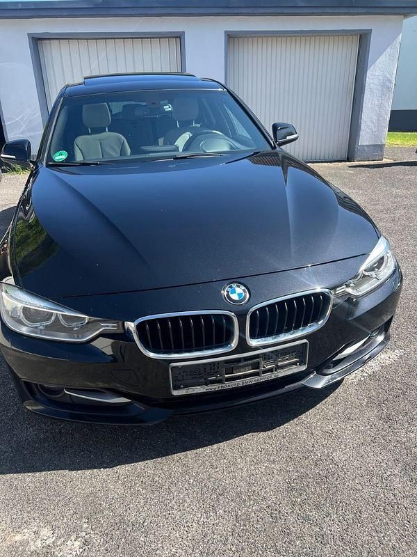 Schwarz Gebraucht 2012 BMW 320 Sport Line Kombi | 8.350 € (Guter Preis) - Bild 1/4