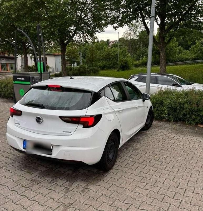 Gebraucht Opel Astra Innovation 105 PS (77 kW) 2015 Weiß Limousine