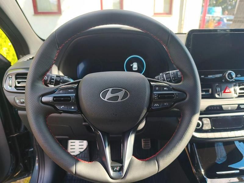 Neu Hyundai i30 N Line 140 PS (102 kW) 2025 Grün Limousine