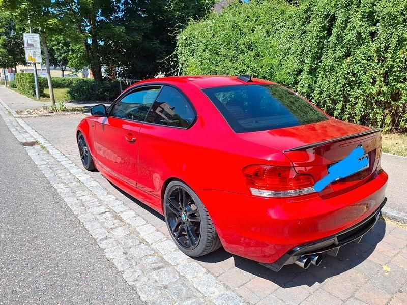 Rot Gebraucht 2010 BMW 135 Coupé Coupé | 18.450 € (Guter Preis) - Bild 1/4