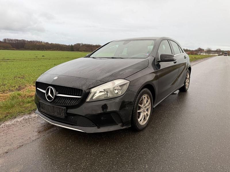 Gebraucht Mercedes A180 Edition 122 PS (89 kW) 2015 Schwarz Limousine