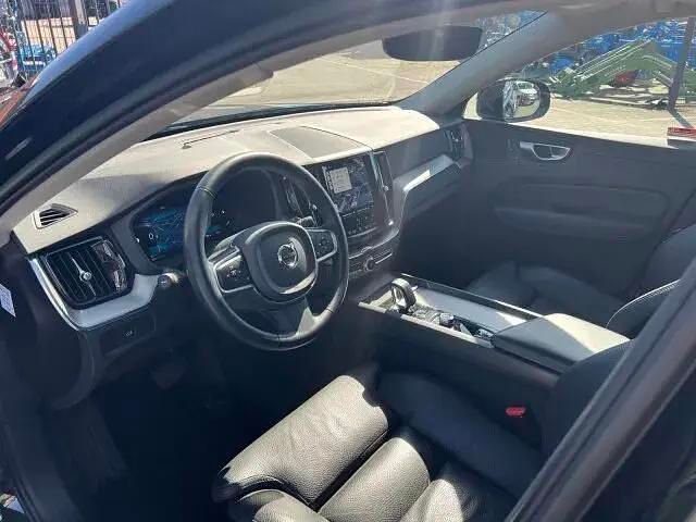 Używany Volvo XC60 Core 197 KM (144 kW) 2023 Czarny SUV