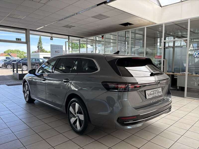 Gebraucht VW Passat Elegance 150 PS (110 kW) 2024 Grau metallic Kombi