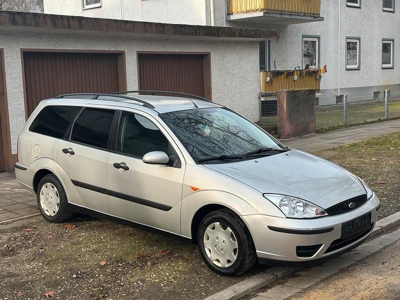 Grau Gebraucht 2001 Ford Focus Ambiente Kombi | 1.650 € (Fairer Preis) - Bild 1/4