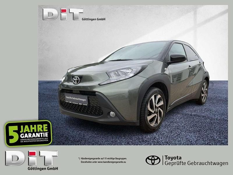Cardamon green (6w4)/ black mi Gebraucht 2023 Toyota Aygo Pulse Kleinwagen | 14.490 € (Fairer Preis) - Bild 1/4