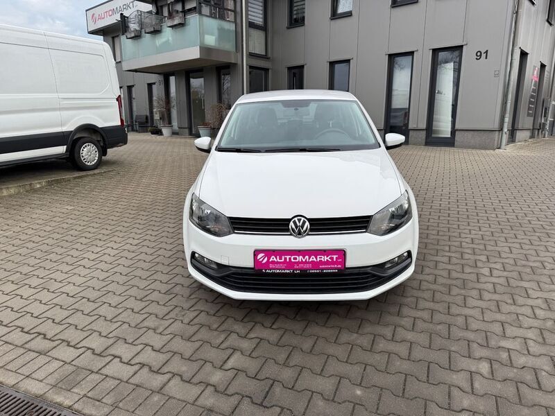 Weiß Gebraucht 2016 VW Polo Trendline Limousine | 8.990 € (Fairer Preis) - Bild 1/4
