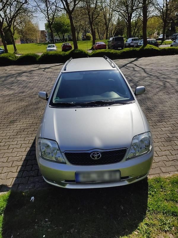 Usado Toyota Corolla Sol 110 HP (80 kW) 2004 Prateado Carrinha