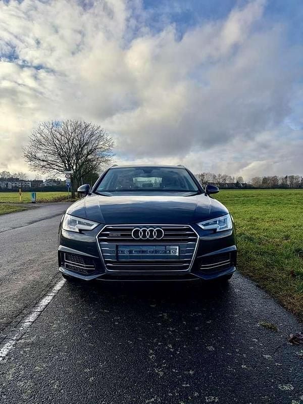 Używany Audi A4 S-Line 252 KM (185 kW) 2018 Szary Kombi