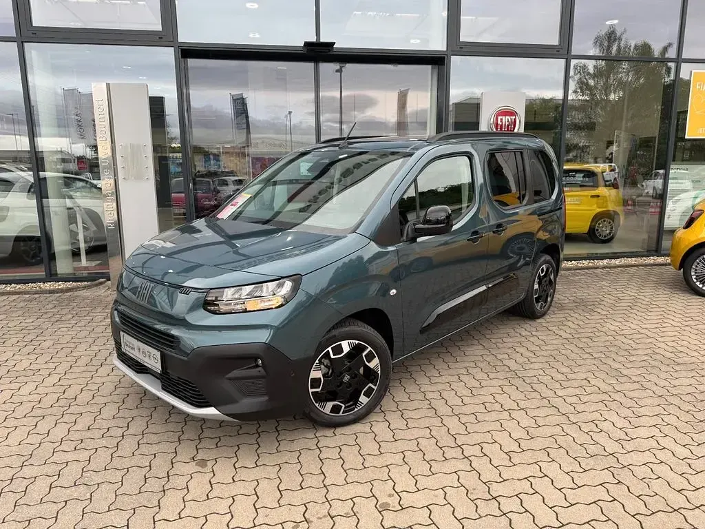 Neu Fiat Doblò La Prima 131 PS (96 kW) 2026 Blau Van / Kleinbus